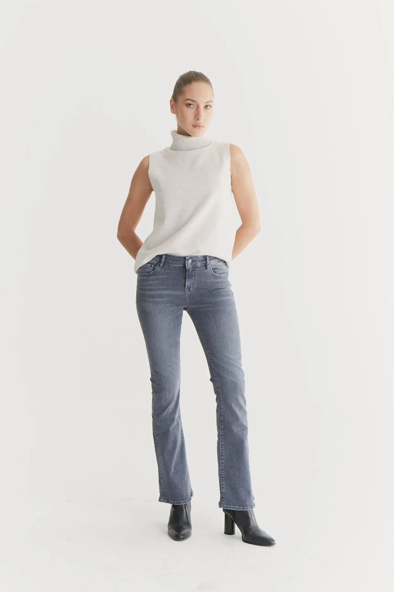 Laura - Mid Waist Flare Jeans - Smoke Grey
